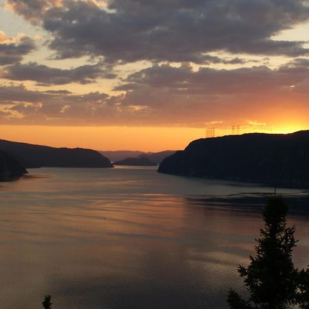Au Sommet du Fjord Vandrerhjem Sacre-Coeur Eksteriør bilde